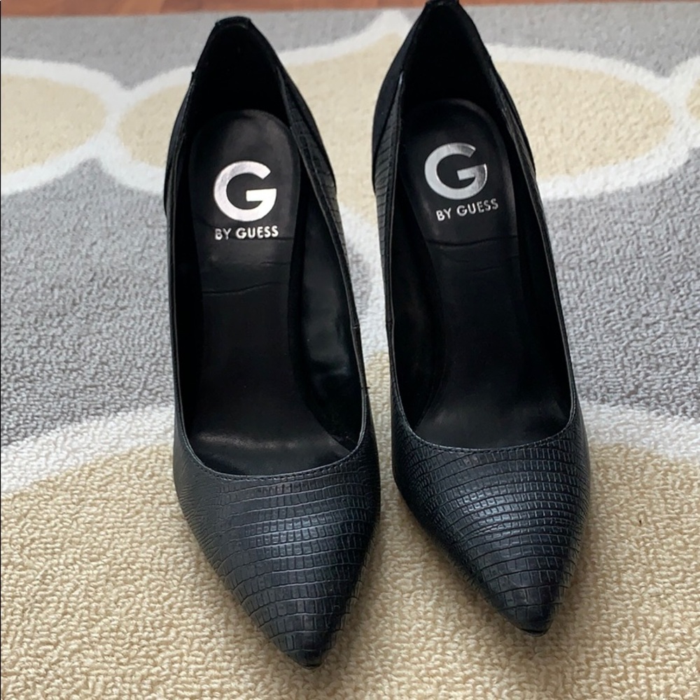 Black guess pumps